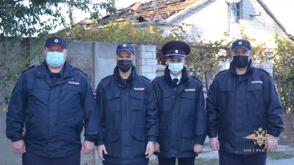 Полицейские спасли людей из горящего дома в Крыму