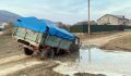 В Крыму спасатели достали провалившийся в огромную яму грузовик