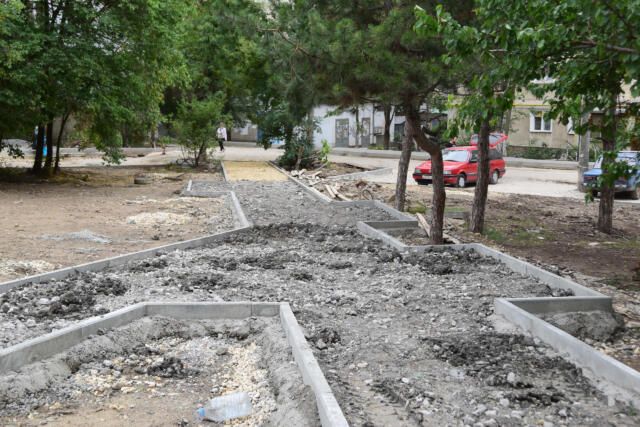 В Симферополе не успевают благоустроить более 40 дворов