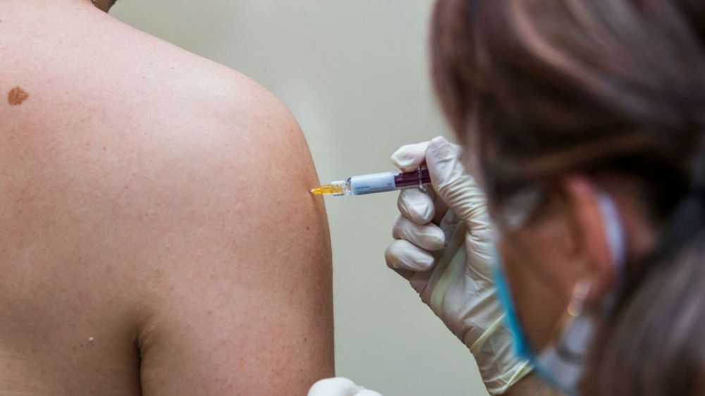 Вакцинировать подростков в России начнут через три недели - Мурашко