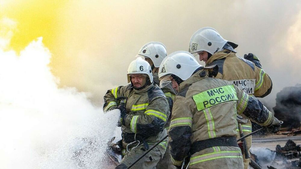 В Сургуте загорелся спорткомплекс: эвакуировали 35 детей