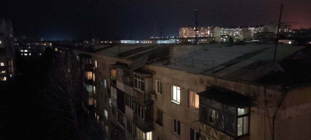 На улице Киевской в Симферополе ветер сорвал крышу многоэтажки