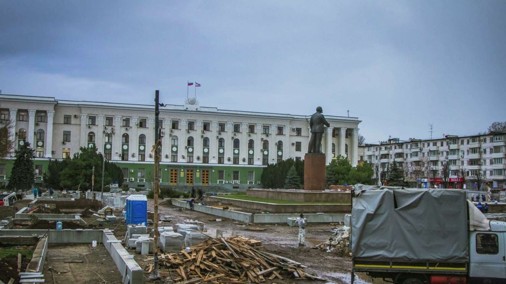 На площадь Ленина мобилизовали полсотни строителей