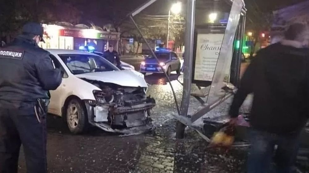 В Евпатории водитель протаранил остановку общественного транспорта