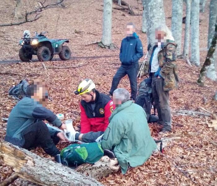 Спасатели помогли туристу, повредившему ногу в крымских горах