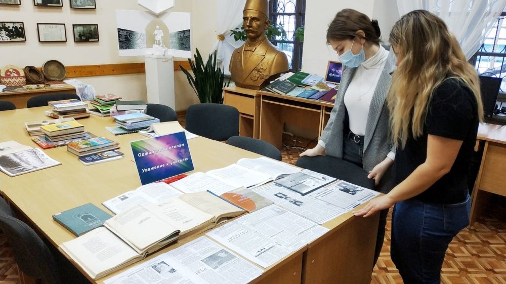 Мероприятия, посвященные жизни и творчеству деятелей культуры и искусств, регулярно организовывает Республиканская крымскотатарская библиотека