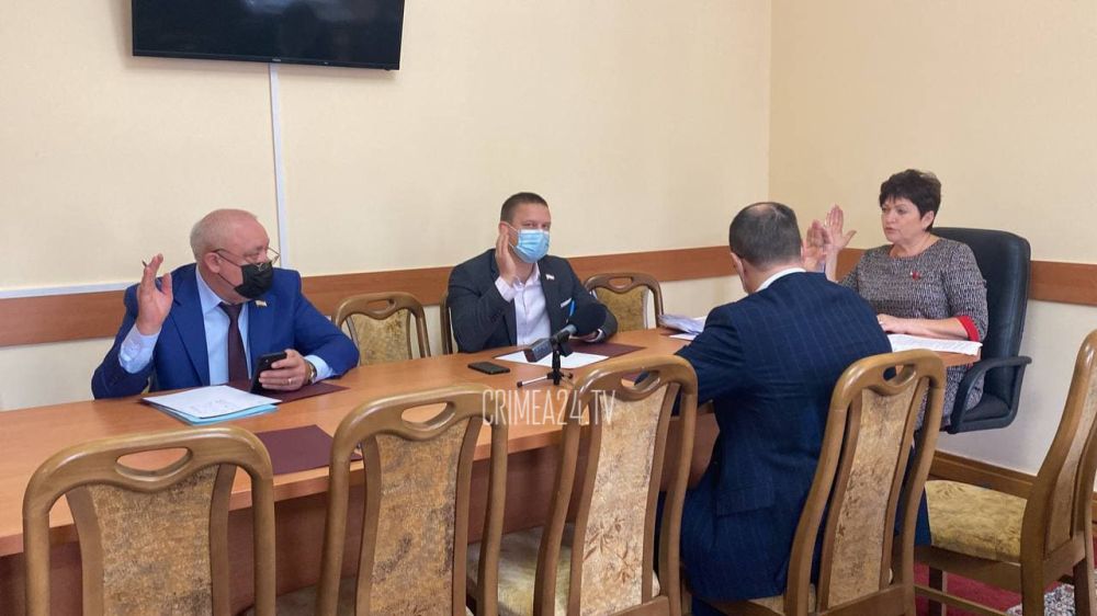 Крымский парламент согласовал отставку вице-премьера РК Андрея Рюмшина