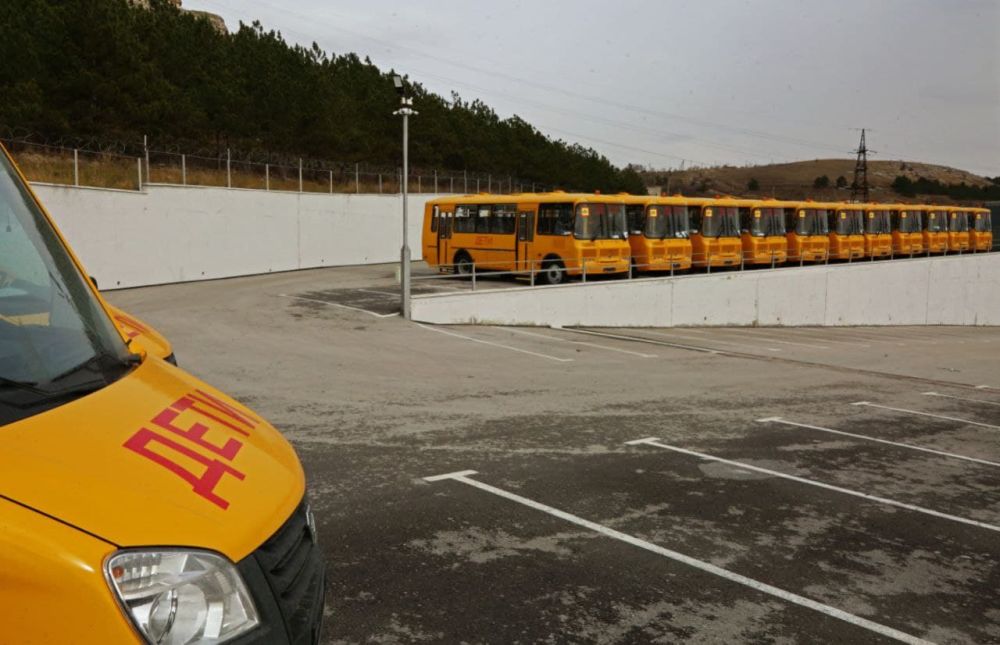 Школы Крыма получили 53 новых автобуса