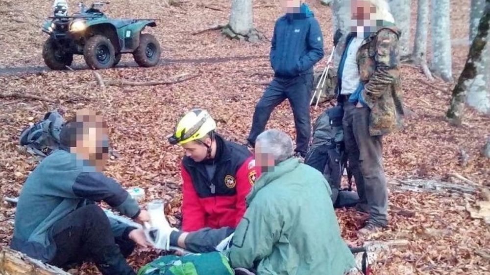 Крымские спасатели помогли туристу с травмой ноги спуститься с горы