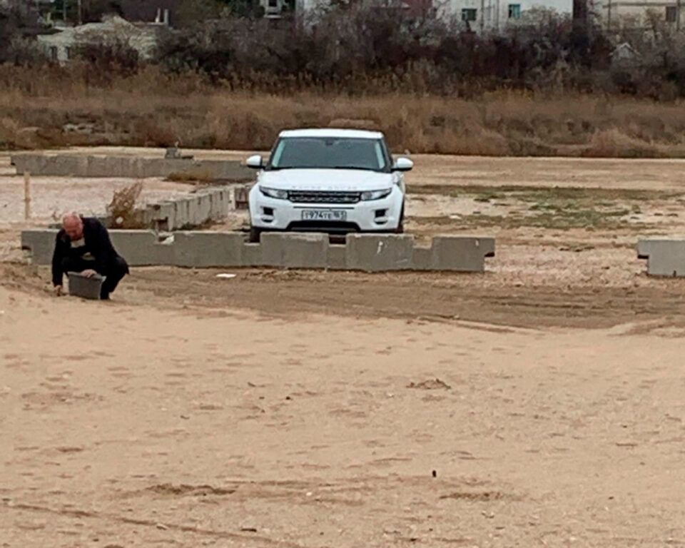 Под Севастополем водитель Range Rover решил сэкономить и набрать песка с пляжа