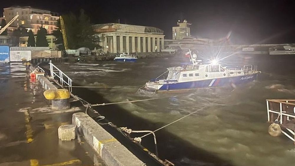 Во время шторма в Ялте затонула парусно-моторная яхта