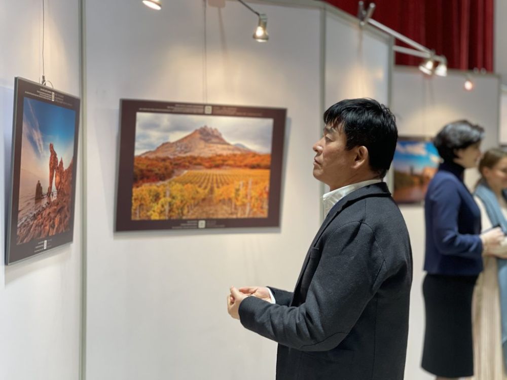 В Пекине презентовали потенциал Крыма и открыли выставку местных фотографов