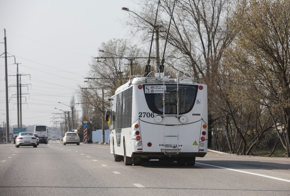 Из-за непогоды в Крыму пассажиров междугородних троллейбусов доставили в пункты назначения на автобусах