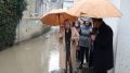 Глава администрации Ялты Янина Павленко осмотрела подтопленный в результате дождя двор у дома №51 по ул. Ломоносова