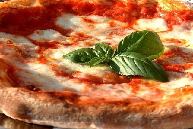 Какие разновидности пиццы существуют, причины популярности блюда