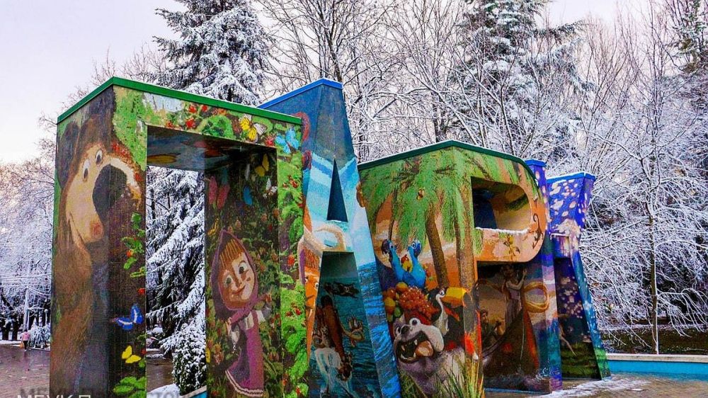 Детский парк Симферополя утром превратился в зимнюю сказку