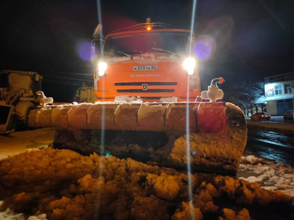 100 единиц спецтехники вышли в ночь на 1 декабря расчищать крымские дороги от снега