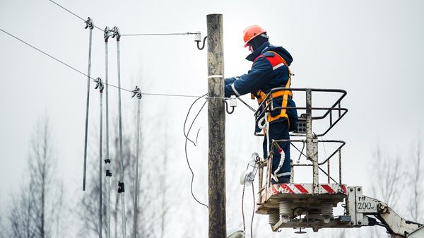 Денис Кратюк: "Для полного восстановления электроснабжения в Симферопольском районе направлены дополнительные бригады специалистов"
