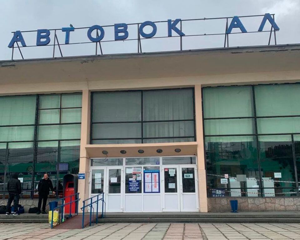 Алуштинский автовокзал из-за ветра стал «Автовокалом»