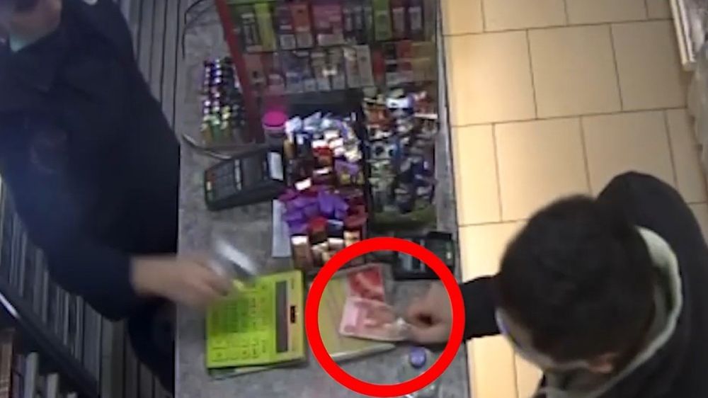 Житель Ялты пытался расплатиться в магазине фальшивой купюрой