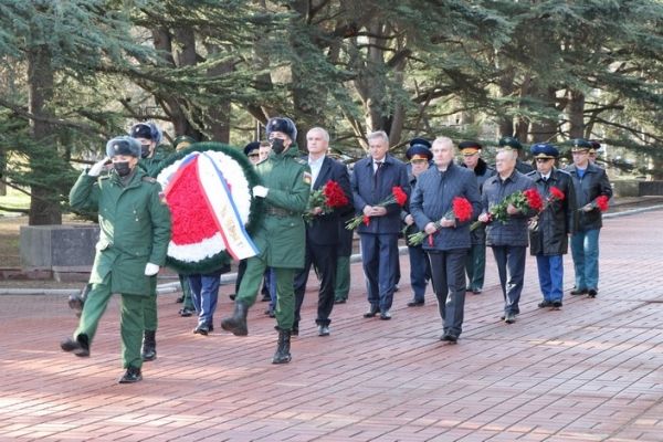 В крымской столице в День Неизвестного солдата почтили память погибших воинов