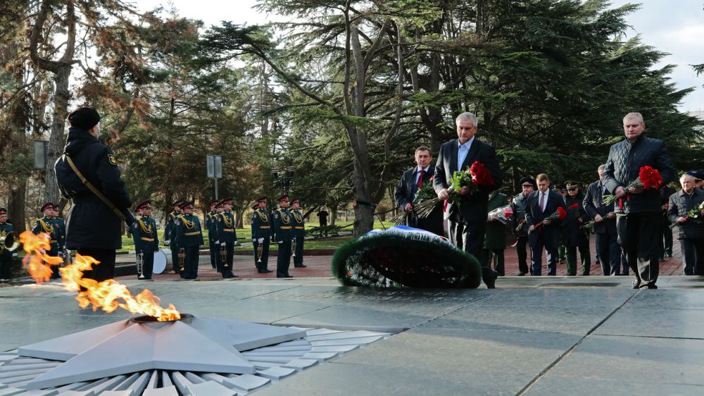 Сергей Аксёнов возложил цветы к мемориалу «Вечный огонь» на Могиле Неизвестного солдата