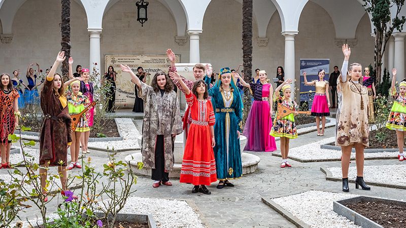 В Ливадийском дворце завершился фестиваль-конкурс национального костюма «Бабушкин сундук»