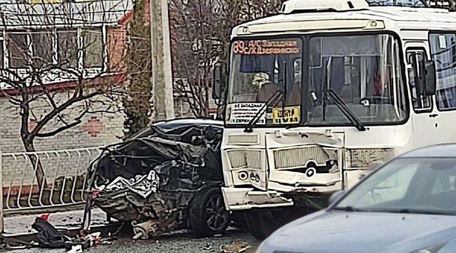 Легковой автомобиль столкнулся с маршруткой в Симферополе