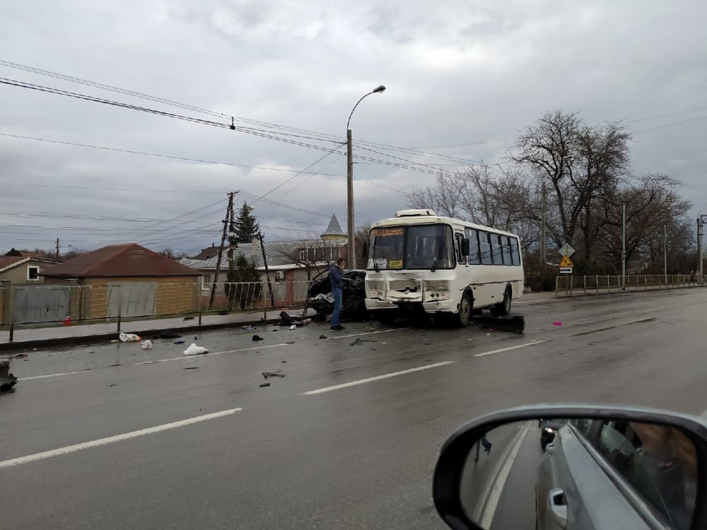 В Симферополе легковушка столкнулась с автобусом