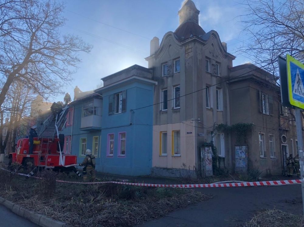 В Симферополе загорелось здание, где находится частный детсад. Эвакуировали 66 детей
