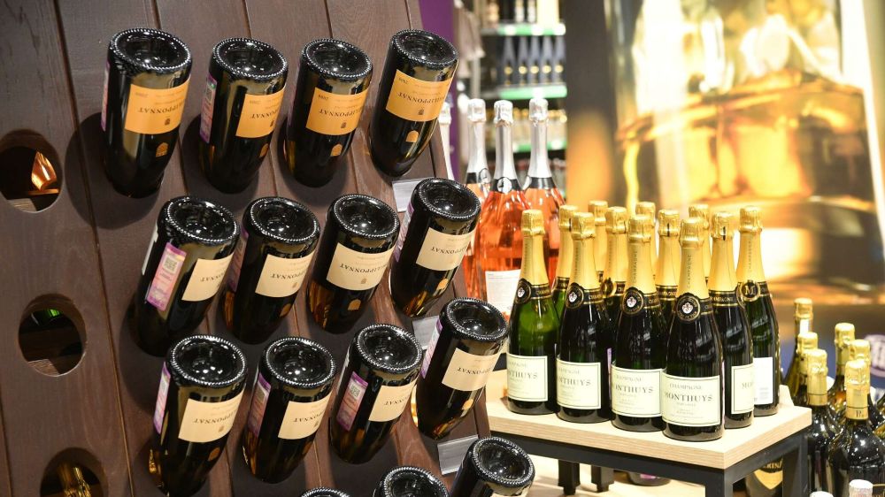 На Новый год и Рождество шампанское предлагают продавать круглосуточно