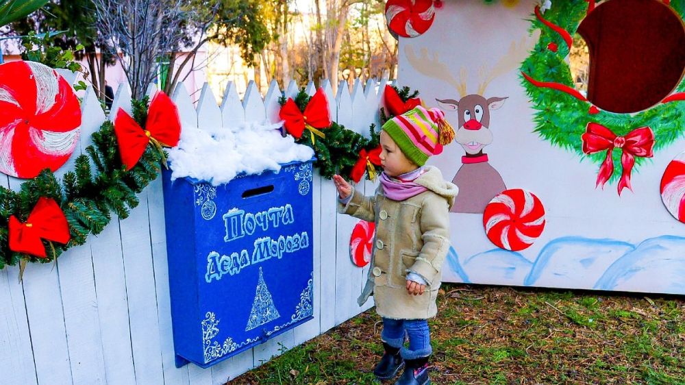 В Симферополе заработала новогодняя почта Деда Мороза
