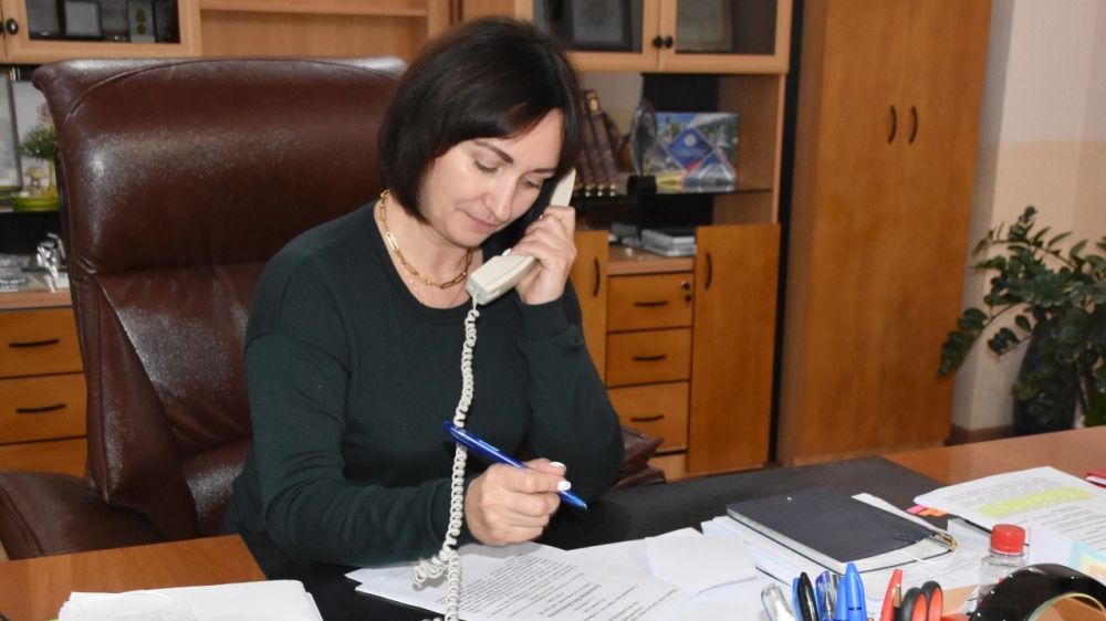 Во время проведения «прямой линии» Лариса Кулинич проконсультировала граждан по вопросам земельной сферы