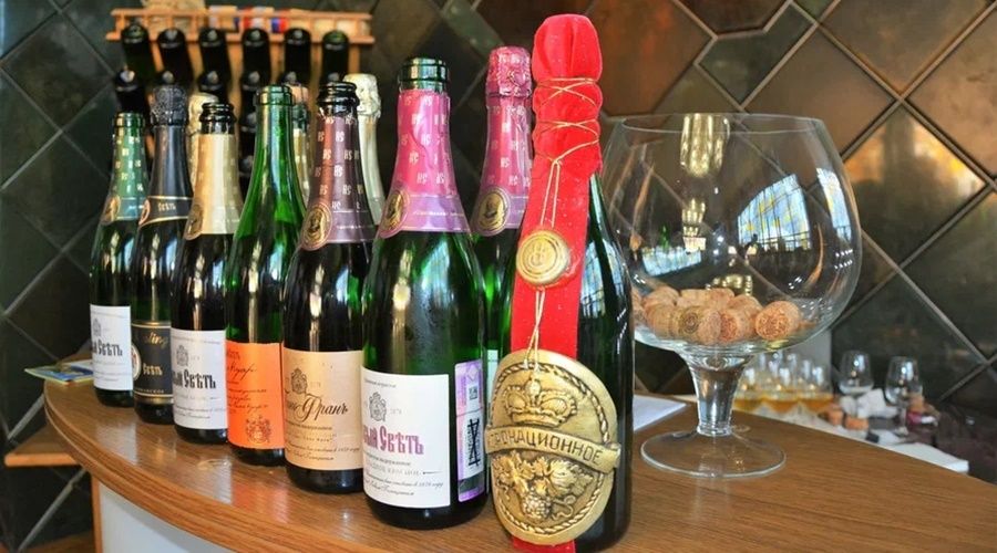 Продажу игристых вин и шампанского предложили не ограничивать в новогоднюю ночь