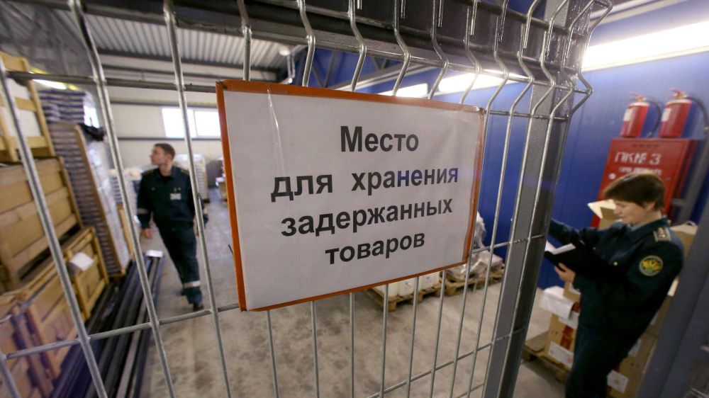 В Севастополе таможенники изъяли в магазине более двух тысяч товаров