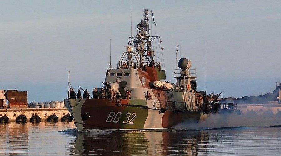 Украинский военный корабль находится у Керченского пролива и игнорирует требования ФСБ
