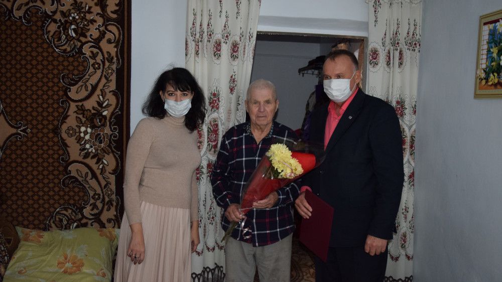 Андрей Захаров и Жанна Хуторенко поздравили Героев Социалистического труда с Днем Героев Отечества