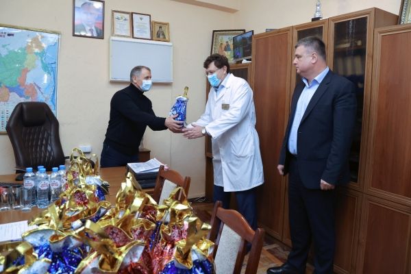 Глава парламента передал сладкие подарки пациентам Республиканской детской больницы