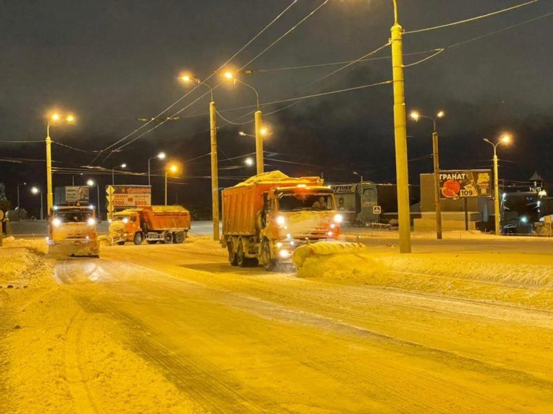 Фото 22 декабря. Снег в Севастополе 22 декабря. Севастополь снег фото дороги. Ситуация на дорогах Севастополя сейчас. Городская дорога ночью.