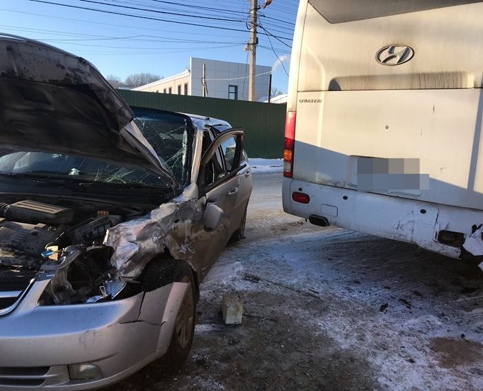 В Крыму столкнулись автобус и легковушка — есть пострадавший