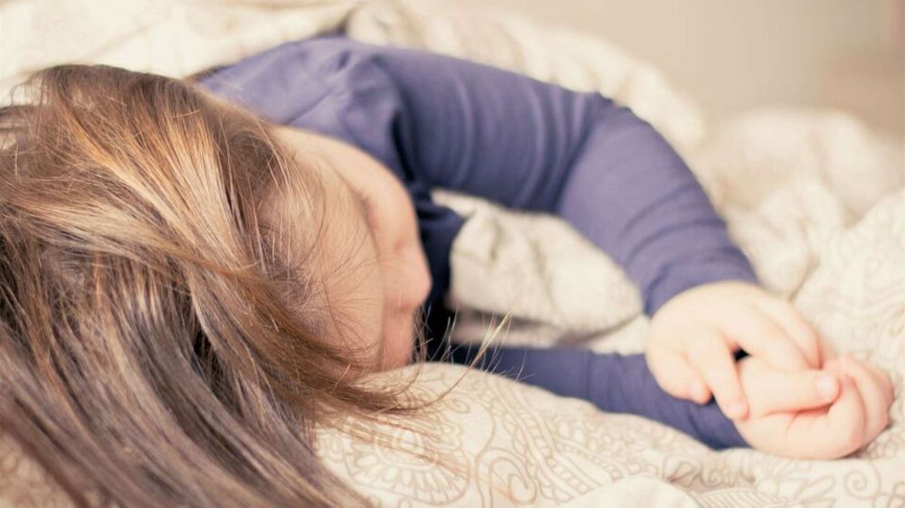 Счастливые дети просыпаются позже – ученые