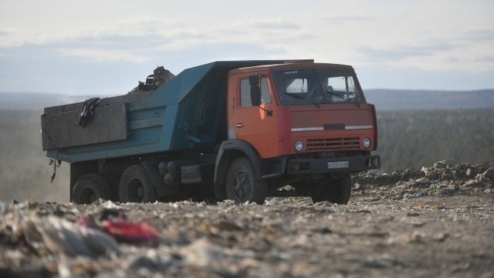 Крымчанин травмировался, когда менял колесо на КАМАЗе