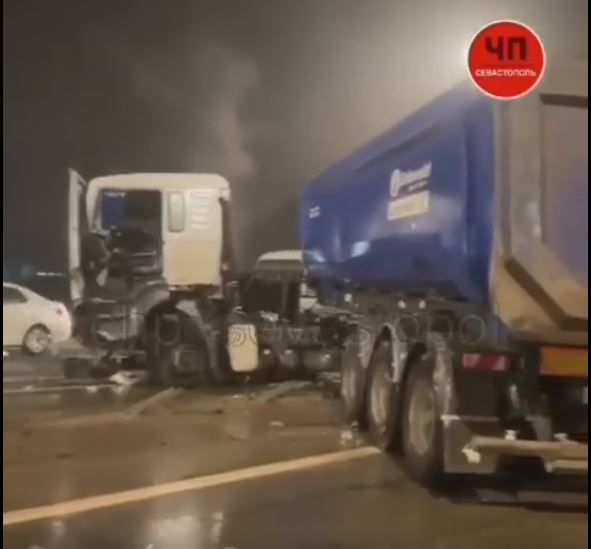 Из-за гололёда на трассе «Симферополь-Севастополь» столкнулись 13 автомобилей