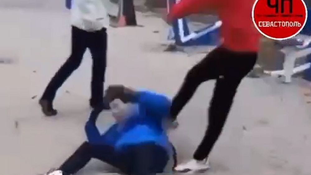 «Ведут пацана!»: В Севастополе подростки жестоко избили сверстника и сняли это на видео