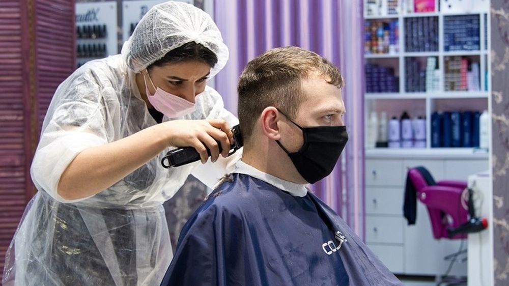«За целый день не присели»: у парикмахеров Керчи аншлаг перед возвращением QR-кодов