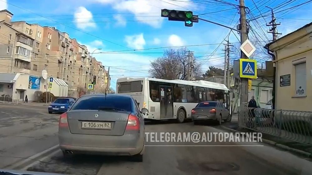 В Симферополе легковушка врезалась в автобус с пассажирами