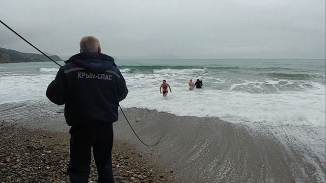 Большинство крымчан не планирует купаться в проруби на Крещение