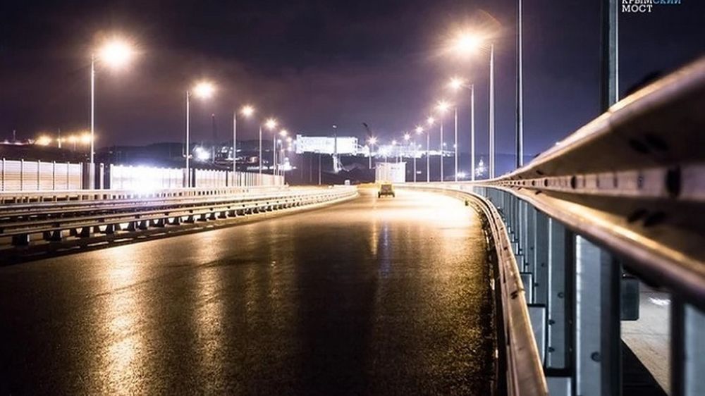 На Крымском мосту ограничили скорость до 70 километров в час из-за снегопада