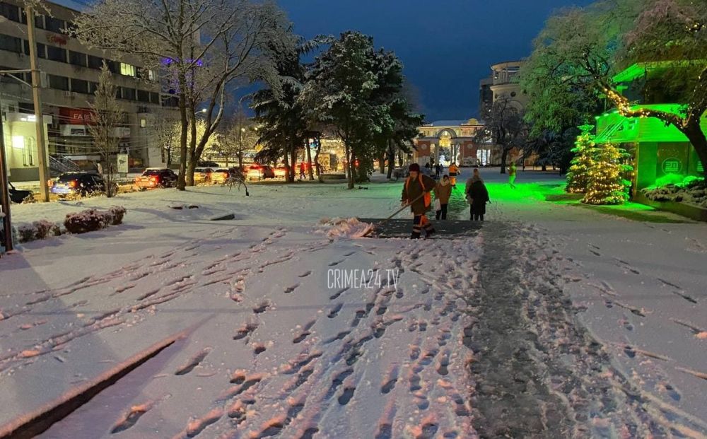 Более 300 дворников вышли в 6 утра очищать улицы Симферополя от снега