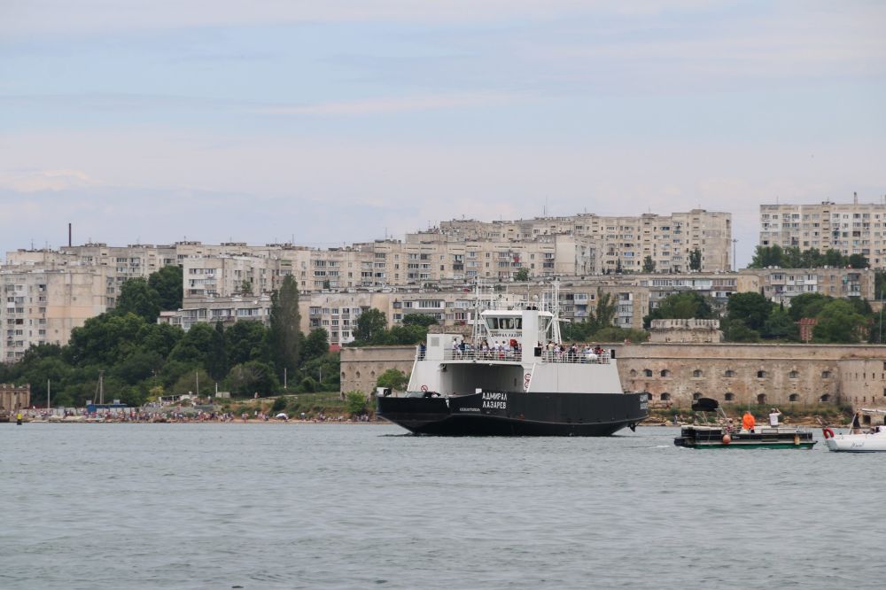 Из-за непогоды перекрыли рейд через Севастопольскую бухту